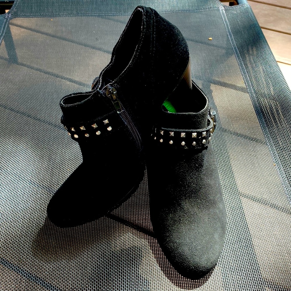 Naturalizer Intrepid suede grommet short bootie. Brand new- never worn- size 9